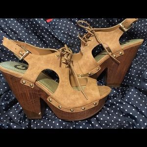 G by GUESS Women's Suzinn Natural Sandal